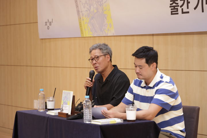 [서울=뉴시스] 소설가 천명관이 17일 서울 마포구 창비서교빌딩에서 열린 소설 '아코디언' 출간간담회에서 발언하고 있다. (사진=창비 제공) 2026.06.17. photo@newsis.com *재판매 및 DB 금지