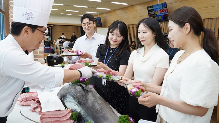 17일 서울 양재동 동원그룹 본사 구내식당서 임직원들이 동해산 참치회를 즐기고 있다. (사진=동원그룹 제공) *재판매 및 DB 금지