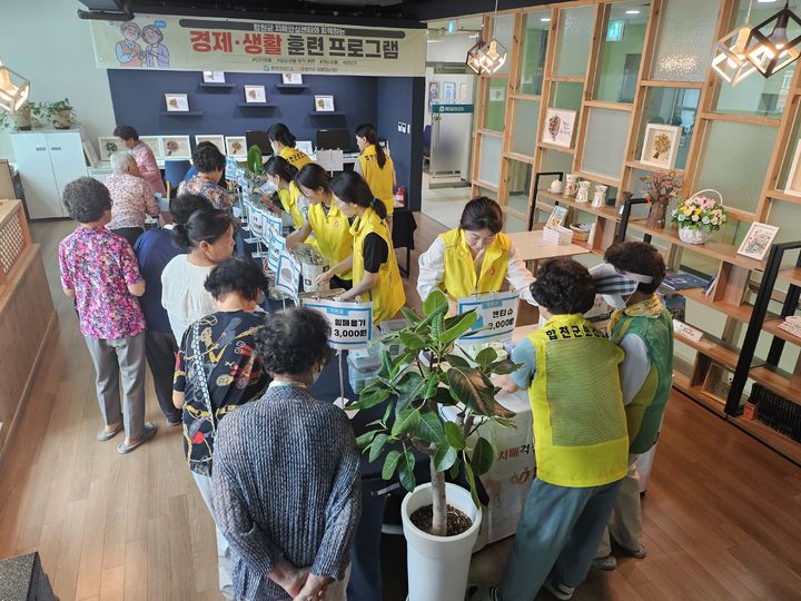 [합천=뉴시스] 합천군, 치매 어르신 가상지폐 활용한 경제·일상생활 훈련 (사진=합천군 제공) 2026. 06. 17. photo@newsis.com *재판매 및 DB 금지