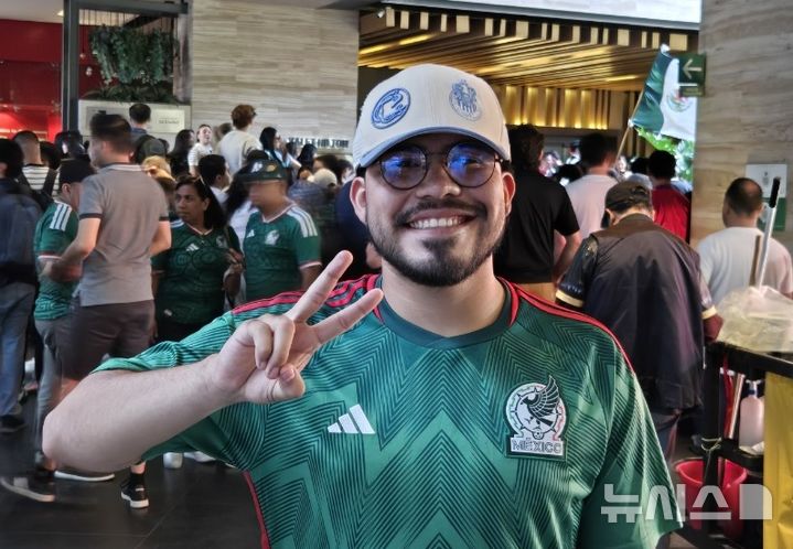 [과달라하라(멕시코)=뉴시스] 하근수 기자= 2026 국제축구연맹(FIFA) 북중미 월드컵 A조 2차전에서 한국과 맞붙기 위해 과달라하라에 도착한 멕시코 축구대표팀을 기다린 아단 씨. 2026.06.17. hatriker22@newsis.com 