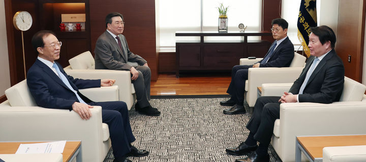 [서울=뉴시스]최태원 대한상의 회장(오른쪽 첫번째)과 이석연 국민통합위원회 위원장(왼쪽 첫번째)이 '성장과 통합의 선순환을 통해 지속가능한 사회를 만들어 나가기 위한 협력 방안'에 대해 논의하고 있다. (사진=대한상의 제공) 2026.06.17. photo@newsis.com *재판매 및 DB 금지