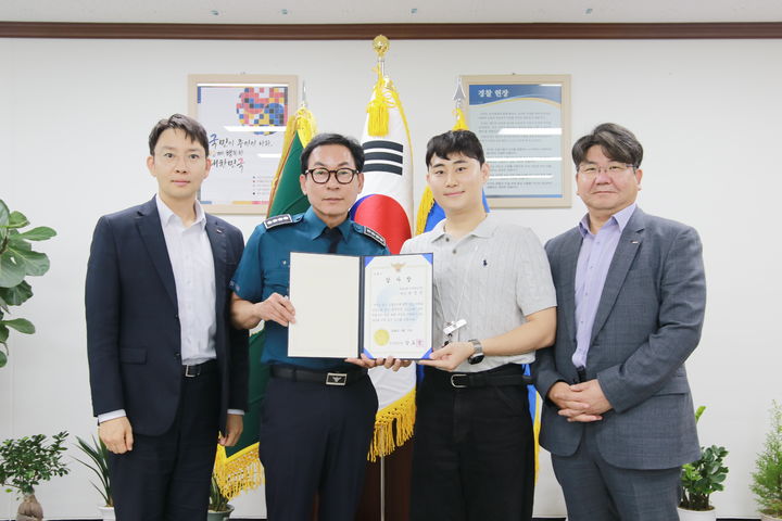[진주=뉴시스]진주경찰서, 은행직원에 감사장 수여.(사진=진주경찰서 제공).2026.06.17.photo@newsis.com *재판매 및 DB 금지