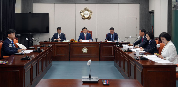 태백시의회는 17일 위원회실에서 제291회 임시회 제1차 본회의를 진행하고 있다.(사진=태백시의회 제공) *재판매 및 DB 금지