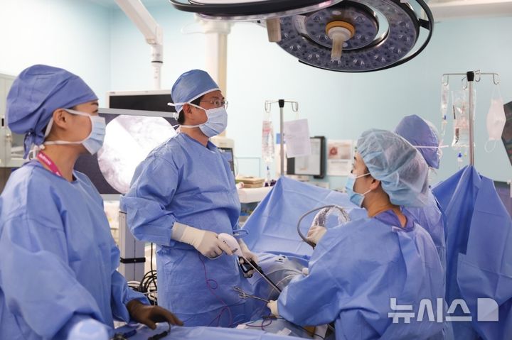 [서울=뉴시스] 흉강경으로 폐암 수술 중인 김홍관 삼성서울병원 폐식도외과 교수(사진 왼쪽 두 번 째). (사진= 삼성서울병원 제공)
