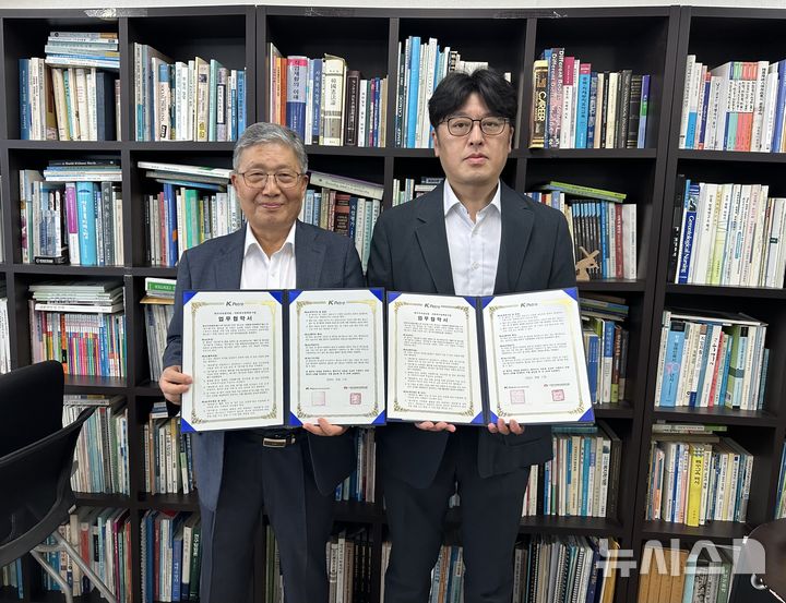[세종=뉴시스]한국석유관리원은 17일 폐자원의 친환경적 회수와 순환경제 활성화를 위해 한국사회복지정책연구원, 하람코퍼레이션과 각각 '자원순환 실천을 위한 업무협약(MOU)'을 체결했다.(사진=석유관리원 제공)