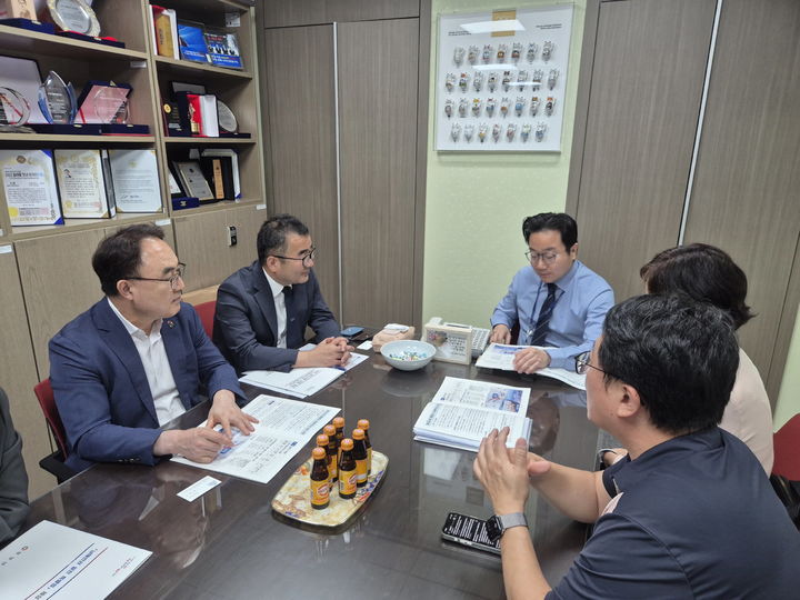 [진주=뉴시스 ]진주시, 지역 국회의원실 방문해 국비사업 건의. (사진=진주시 제공) 2026.06.17. photo@newsis.com *재판매 및 DB 금지