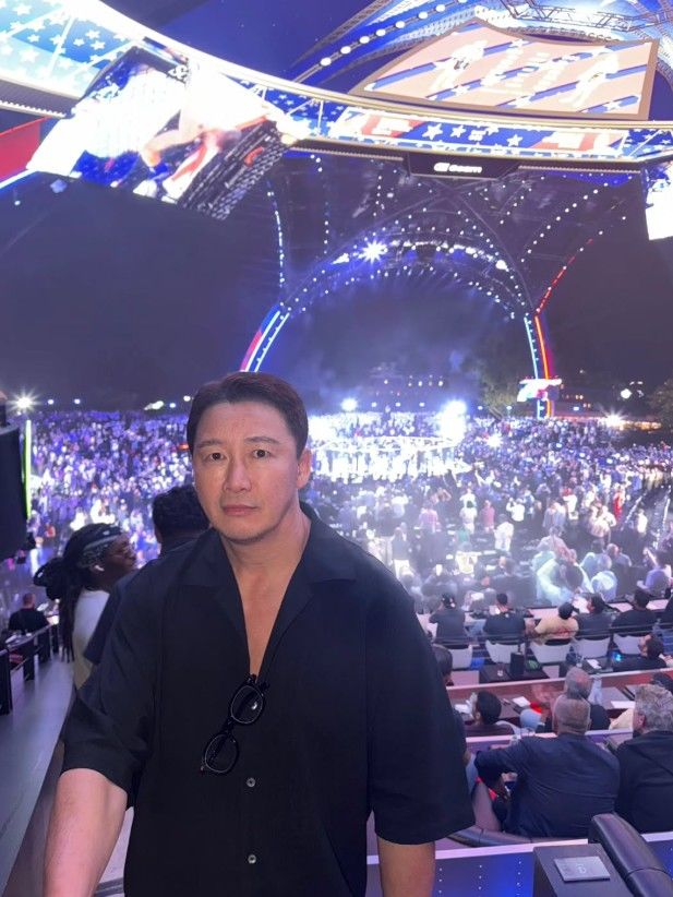 [서울=뉴시스] 대한MMA총협회 정문홍 회장이 미국 출장 중 종합격투기(MMA)의 압도적인 위상에 부러움을 표하며, 국내에서도 청와대 앞마당 등 상징적인 공간에서 대회가 열리기를 바란다는 소망을 전했다. (사진=정문홍 인스타그램 캡처) *재판매 및 DB 금지