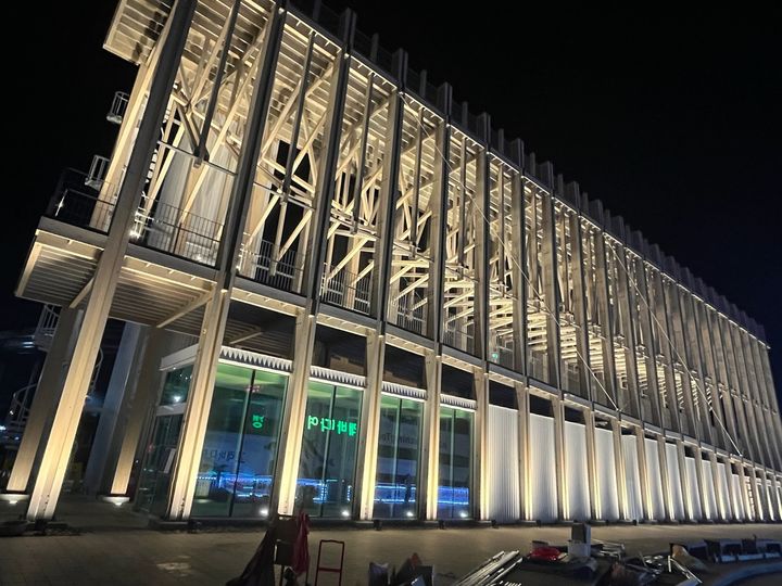 [울산=뉴시스] 울산 남구 장생포 고래박물관 인근에 건립된 랜드마크형 관광시설 '더 웨이브(The Wave)' 야간 전경. (사진=울산 남구 제공) 2026.06.17. photo@newsis.com *재판매 및 DB 금지