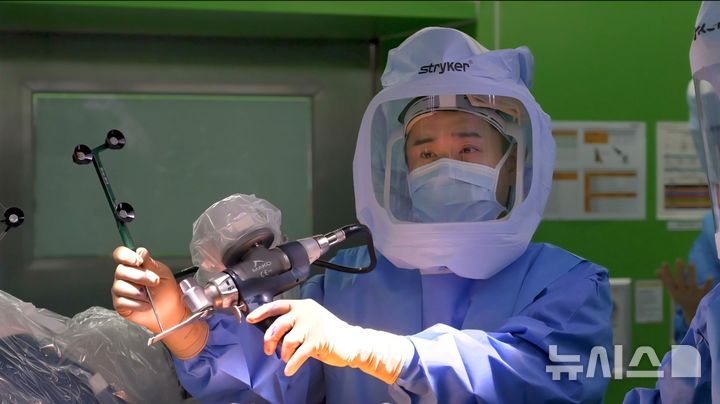 [서울=뉴시스] 김중일 한림대학교강남성심병원 정형외과 교수가 무릎 로봇인공관절수술을 집도하는 모습. (사진=한림대학교강남성심병원 제공)