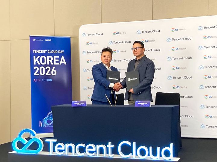 [서울=뉴시스] GS네오텍은 텐센트 클라우드와 CDN, 클라우드 서비스 사업 협력을 위한 업무협약(MOU)을 체결했다고 17일 밝혔다. 너키 팡 텐센트 클라우드 인터내셔널 제네럴 매니저(왼쪽)와 GS네오텍 이상오 CTO가 MOU를 체결하고 있다. 2026.06.17. (사진=GS네오텍 제공) *재판매 및 DB 금지