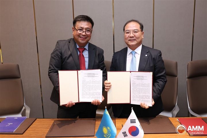 [서울=뉴시스] 11일 카자흐스탄 현지에서 김연규(오른쪽) 한양대 국제대학장이 제즈카즈간레드멧 대표와 협약 기념 촬영을 하고 있다. (사진=한양대 제공) 2026.06.17. photo@newsis.com *재판매 및 DB 금지