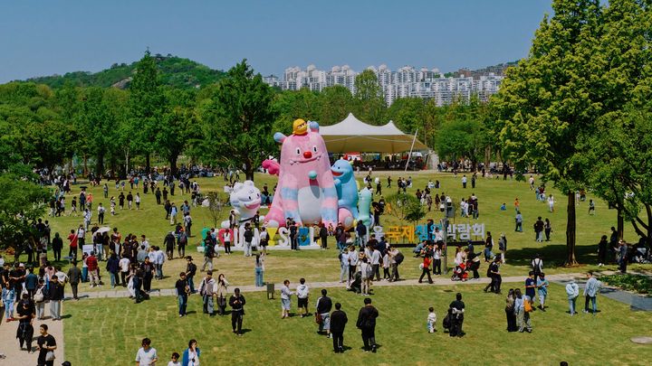 [서울=뉴시스]시민들이 2026 서울국제정원박람회가 열린 서울숲 잔디마당을 찾고 있다. (사진=서울시 제공) 2026.06.17. photo@newsis.com *재판매 및 DB 금지