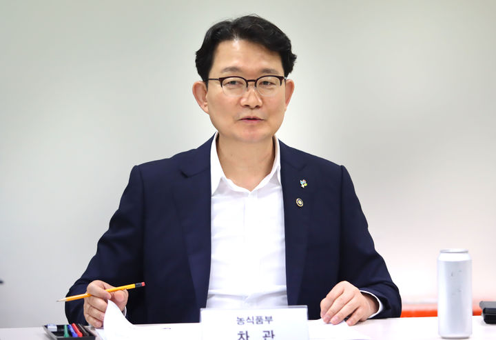 [세종=뉴시스] 김종구 농림축산식품부 차관이 17일 '여름철 농축산물 수급안정대책반' 착수 회의에 참석하고 있다. (사진=농식품부 제공) *재판매 및 DB 금지