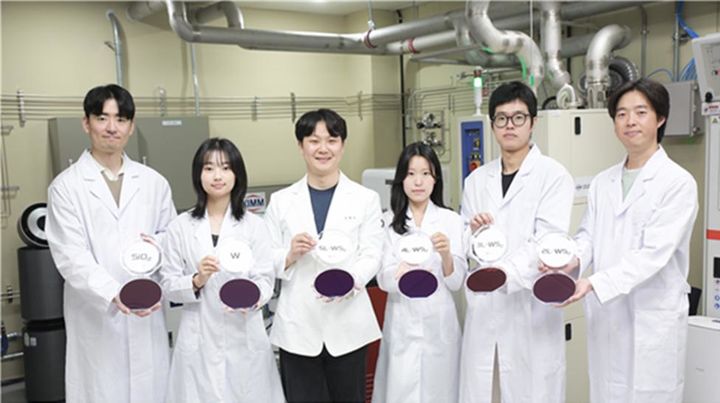 [대전=뉴시스] 기계연구원 김형우 박사팀이 개발한 플라즈마 AI지능화 시스템으로 확보한 원자층 제어 6인치 WS2를 들고 기념촬영을 하고 있다.(사진=기계연구원 제공) *재판매 및 DB 금지