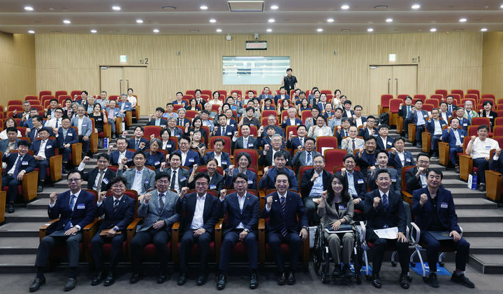 [홍성=뉴시스] 박수현 도지사 당선인 인수위원회인 ‘통(通)하는 충남 준비위원회(이하 통하는 위원회)’가 17일 충남도서관 대강당에서 자문위원 위촉식을 개최하고 참석자들과 기념촬영을 하고 있다. (사진=준비위 제공) 2026.06.17 photo@newsis.com *재판매 및 DB 금지