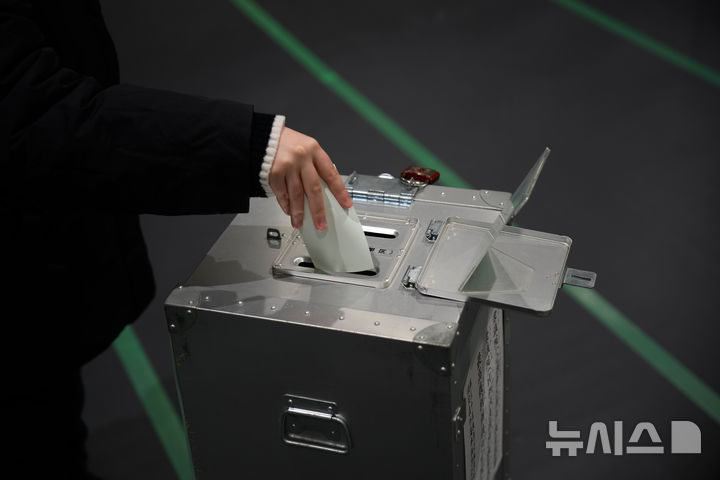 [도쿄=AP/뉴시스] 일본 국회가 선거기간 증 소셜미디어(SNS)상 허위 정보 확산을 막기 위해 관련 법을 개정하기로 했다. 일본 여야는 16일 선거운동에 관한 협의회를 열고 SNS 선거 대책을 강화하는 내용의 법 개정안 요강에 합의했다. 사진은 일본 중의원 선거일인 2026년 2월8일 도쿄의 한 투표소에서 유권자가 투표용지에 기표하고 있는 모습. 2026.06.16.