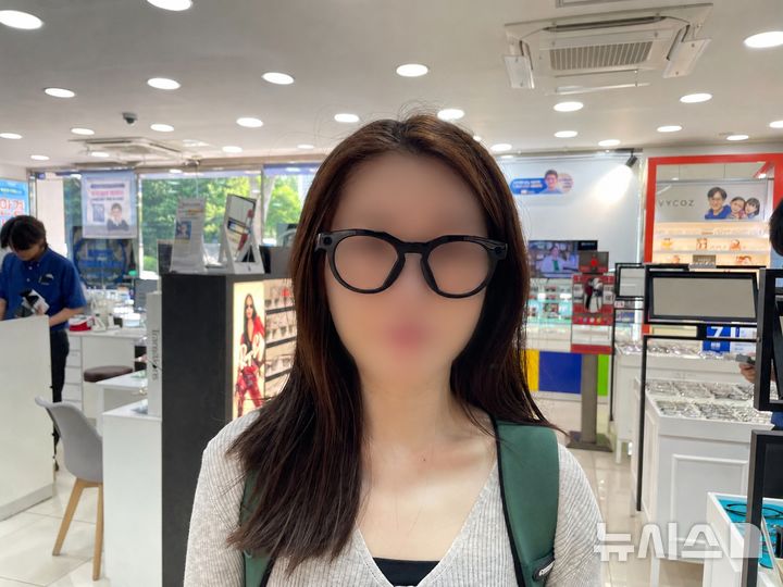 [서울=뉴시스] 우연지 인턴기자=기자가 레이밴 메타 AI 글래스를 착용한 모습. 2026.06.16.