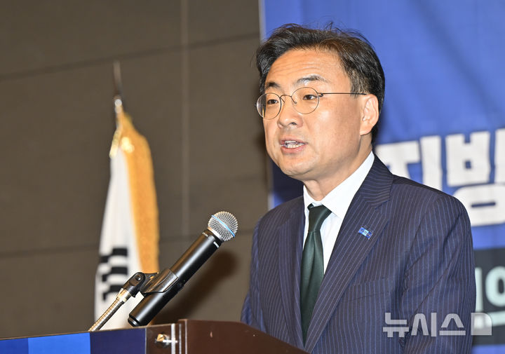 [광주=뉴시스] 박기웅 기자= 신장식 조국혁신당 대표 권한대행이 17일 오후 광주 서구 치평동 브리브 광주 바이 롯데호텔 연회장에서 열린 6·3 지방선거 당선인 워크숍에서 발언을 하고 있다. 2026.06.17. pboxer@newsis.com