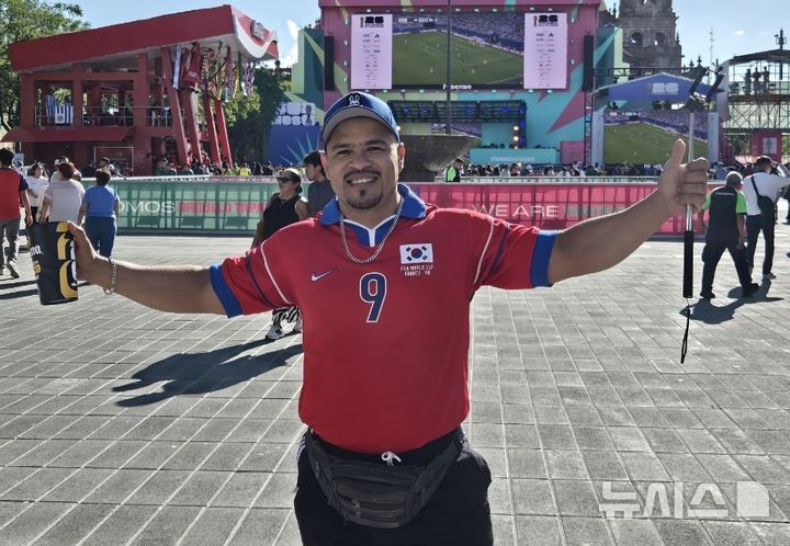 [과달라하라(멕시코)=뉴시스] 하근수 기자= 2026 국제축구연맹(FIFA) 북중미 월드컵 팬 페스티벌 현장을 찾은 오스카르 씨. 2026.06.16. hatriker22@newsis.com 