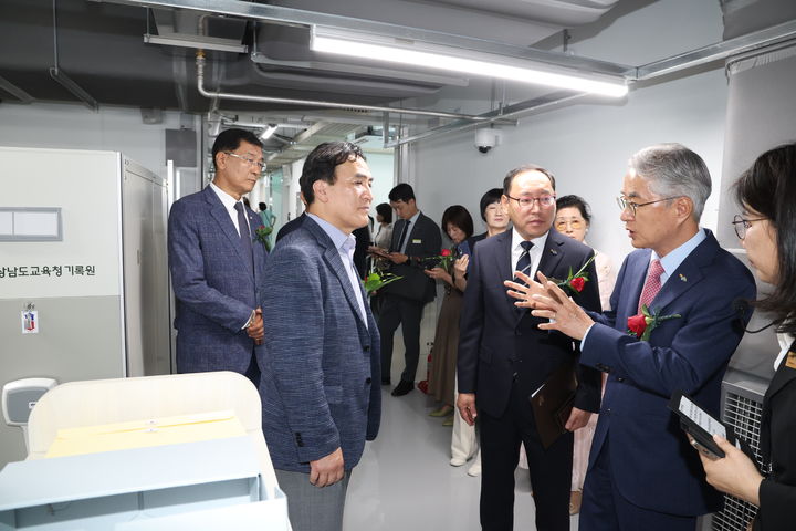 [창원=뉴시스] 경남도교육청 기록원에서 박종훈(오른쪽) 교육감, 김종양 의원 등이 참석해 경남도교육청 기록원 개원식을 진행하는 모습. (사진=경남교육청 제공) 2026.06.17. photo@newsis.com *재판매 및 DB 금지