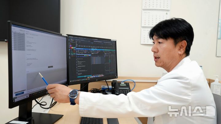 [서울=뉴시스] AI를 활용한 의무기록을 확인 중인 조도상 이화의료데이터사업단장. (사진= 이화의료원 제공)