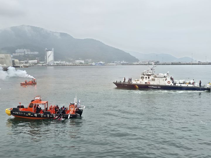 [여수=뉴시스] 17일 전남 여수 신항 인근 해상에서 해경교육원과 베트남 해경이 해상 재난에 대비한 인명 구조 등 합동훈련을 하고 있다. (사진=해경교육원 제공) 2026.06.17. photo@newsis.com *재판매 및 DB 금지