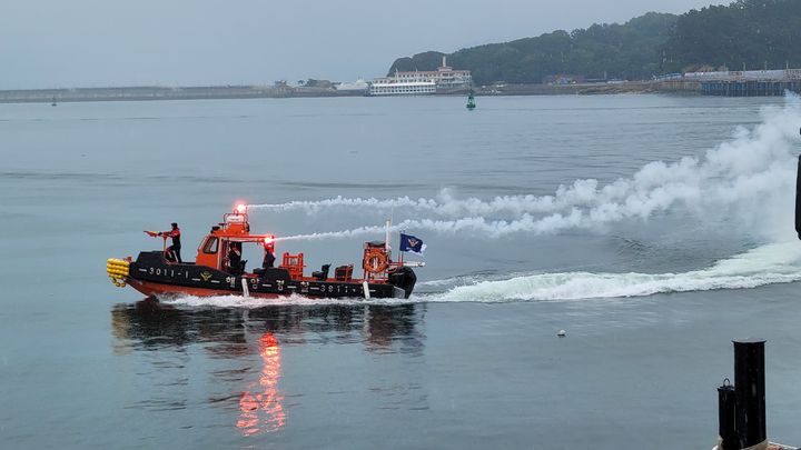 [여수=뉴시스] 17일 전남 여수 신항 인근 해상에서 해경교육원과 베트남 해경이 해상 재난에 대비한 인명 구조 등 합동훈련을 하고 있다. (사진=해경교육원 제공) 2026.06.17. photo@newsis.com *재판매 및 DB 금지