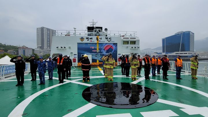 [여수=뉴시스] 17일 전남 여수 신항 인근 해상에서 해경교육원과 베트남 해경이 해상 재난에 대비한 인명 구조 등 합동훈련을 한 뒤 기념촬영 하고 있다. (사진=해경교육원 제공) 2026.06.17. photo@newsis.com *재판매 및 DB 금지