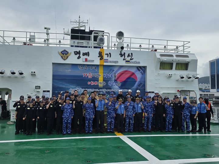 [여수=뉴시스] 17일 전남 여수 신항 인근 해상에서 해경교육원과 베트남 해경이 해상 재난에 대비한 인명 구조 등 합동훈련을 한 뒤 기념촬영 하고 있다. (사진=해경교육원 제공) 2026.06.17. photo@newsis.com *재판매 및 DB 금지