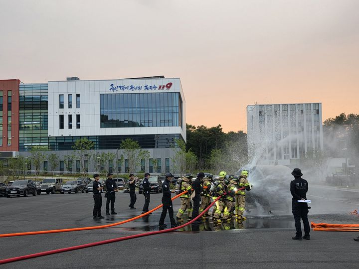 인천소방학교에서 훈련 중인 교육생들. (사진=인천소방학교 제공) 2026.06.17. photo@newsis.com *재판매 및 DB 금지