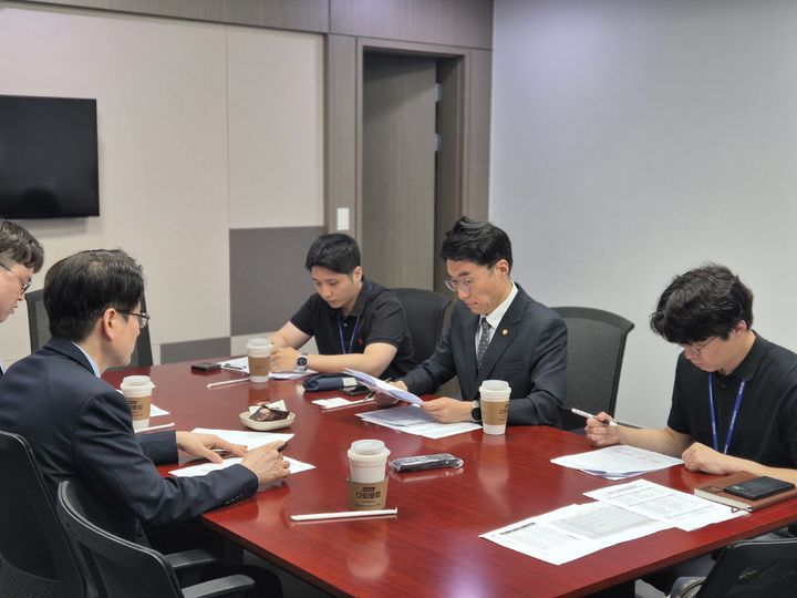 [안산=뉴시스] 김남국 국회의원(사진 오른쪽 가운데)이 17일 국토교통부 철도국장과 면담하고 있다. (사진=김남국 국회의원실 제공) 2026.06.17. photo@newsis.com *재판매 및 DB 금지