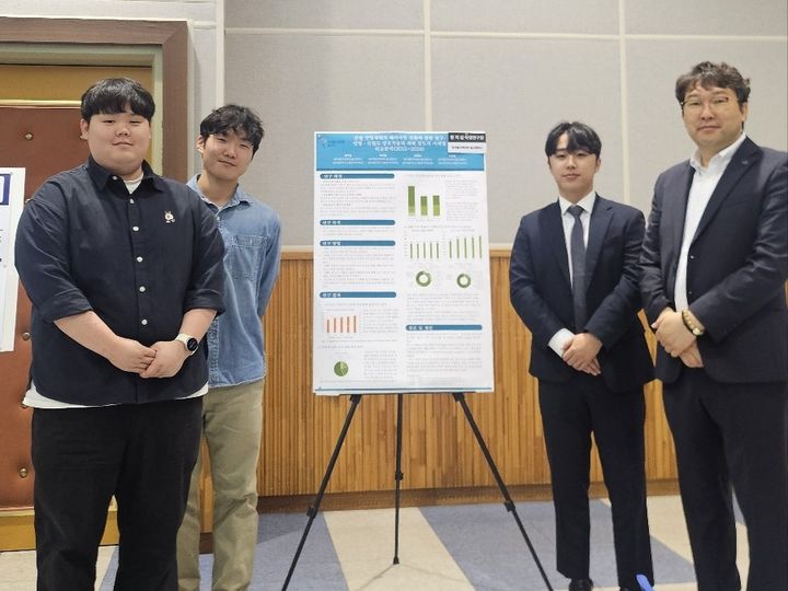 [울산=뉴시스]울산폴리텍대학 AI산업안전시스템과 하이테크과정 학생들이 한국산업기술융합학회 학술대회에서 장려상을 수상하고 단체사진을 찍고 있다. (사진=울산폴리텍대 제공) photo@newsis.com *재판매 및 DB 금지
