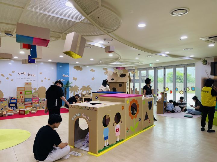 [울산=뉴시스] 울산지역 유치원과 어린이집 유아들과 가족들이 7일 큰나무놀이터에서 상자 놀이를 하고있다. (사진=울산시교육청 제공) 2026.06.17. photo@newsis.com *재판매 및 DB 금지
