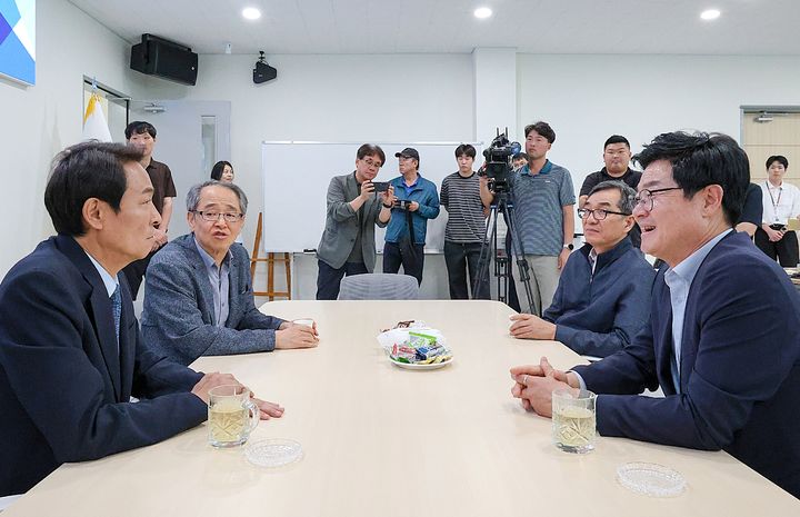 [원주=뉴시스] 이덕화 기자 = 17일 우상호 강원특별자치도지사 당선인과 구자열 원주시장 당선인이 첫 공식 회동을 갖고 원주 핵심 현안 해결 방안에 대해 논의하고 있다. 2026.06.17. wonder8768@newsis.com *재판매 및 DB 금지
