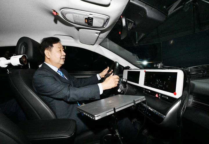 [광주=뉴시스] 구윤철 경제부총리 겸 재정경제부 장관은 17일 광주 AI 산업융합 집적단지 내 드라이빙 시뮬레이터 내부 차량에 직접 탑승해 자율주행 차량의 돌발 대응 과정을 직접 체험했다. (사진 = 재정경제부 제공) 2026.06.17. *재판매 및 DB 금지