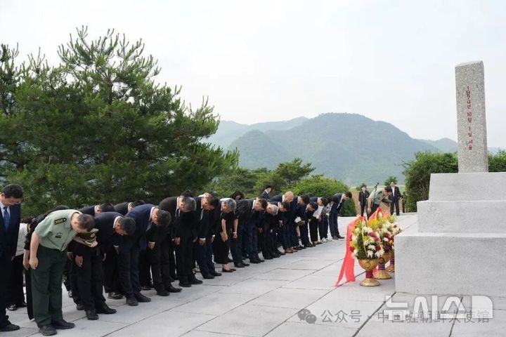 [베이징=뉴시스] 왕야쥔 주북한 중국대사는 16일 평안남도 덕천시를 방문해 중국인민지원군 열사묘를 참배했다고 17일 주북 중국대사관이 소셜미디어(SNS) 위챗을 통해 밝혔다.(사진=주북한 중국대사관 위챗 갈무리) 2026.06.17 photo@newsis.com