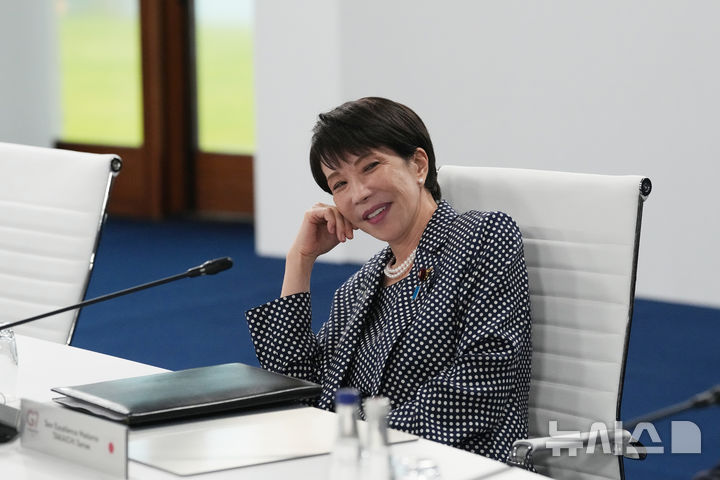 [에비앙레뱅=AP/뉴시스] 다카이치 사나에(高市早苗) 일본 총리가 중국의 희토류 수출 제한 등 경제적 압박에 맞서 주요 7개국(G7) 차원의 공동 대응이 필요하다고 강조했다. 17일 TV아사히 등 현지 언론에 따르면 다카이치 총리는 16일(현지시간) 프랑스 에비앙에서 열린 G7 정상회의 세션에서 중국의 대일 조치를 언급하며 "G7과 동지국의 공급망에 영향을 줄 수 있는 상황을 심각하게 우려하고 있다"고 밝혔다. 사진은 다카이치 총리가 17일(현지시간) 프랑스 에비앙레뱅에서 열린 주요 7개국(G7) 정상회의 실무 세션에 참석한 모습. 2026.06.17.