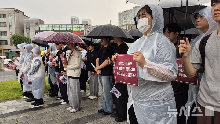 [청주=뉴시스] 박은수 기자 = 충북대학교 학생들이 17일 교내 정문에서 6·3 지방선거 투표용지 부족 사태를 규탄하는 시국선언을 하고 있다. 2026.06.17. mercurypark@newsis.com 