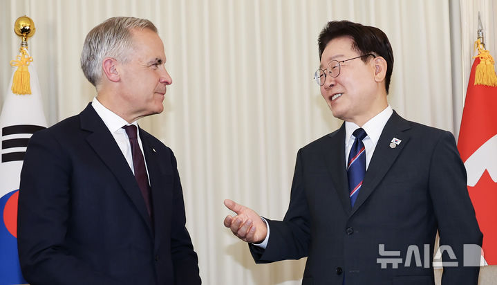 [에비앙=뉴시스] 최동준 기자 = 이재명 대통령이 16일(현지 시간) 프랑스 에비앙 G7 정상회의장에서 마크 카니 캐나다 총리와 정상회담에 앞서 대화하고 있다. 2026.06.17. photocdj@newsis.com