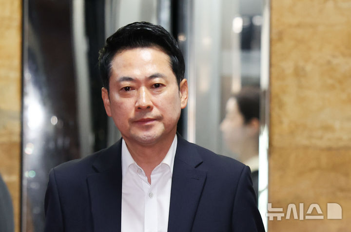 [서울=뉴시스] 김근수 기자 = 장동혁 국민의힘 대표가 17일 오전 서울 여의도 국회 당대표실로 출근하고 있다. 2026.06.17. ks@newsis.com