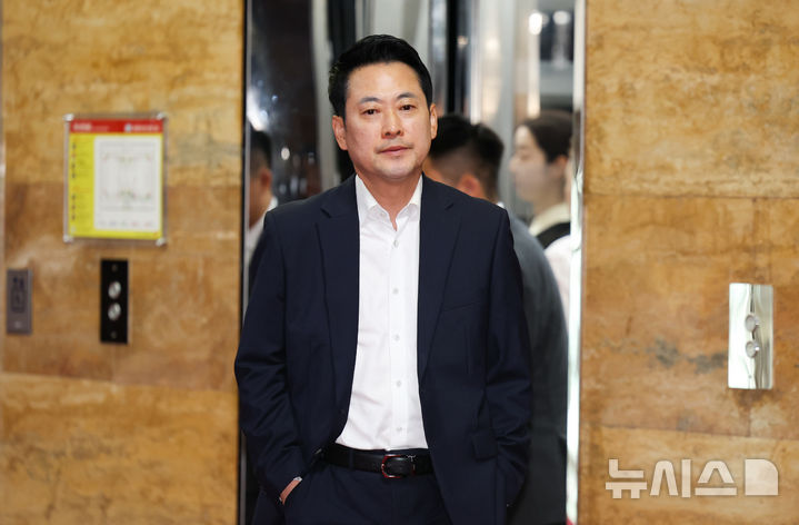 [서울=뉴시스] 김근수 기자 = 장동혁 국민의힘 대표가 17일 오전 서울 여의도 국회 당대표실로 출근하고 있다. 2026.06.17. ks@newsis.com