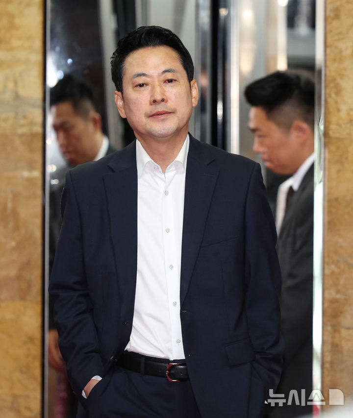 [서울=뉴시스] 김근수 기자 = 장동혁 국민의힘 대표가 17일 오전 서울 여의도 국회 당대표실로 출근하고 있다. 2026.06.17. ks@newsis.com