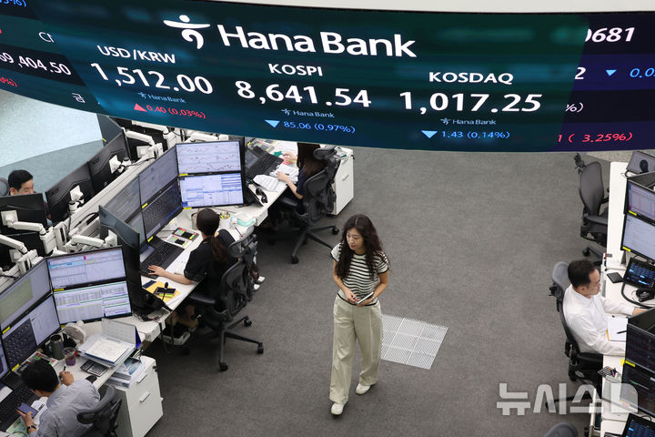 [서울=뉴시스] 고승민 기자 = 코스피가 전 거래일보다 1.20% 내린 8,622.13에 거래를 시작한 17일 서울 하나은행 본점 딜링룸에서 딜러들이 업무를 보고 있다.코스닥 지수는 전 거래일보다 0.12% 오른 1,019.88에 출발했다. 서울 외환시장에서 원·달러 환율은 전 거래일보다 0.8원 오른 1,512.4원에 개장했다. 2026.06.17. kkssmm99@newsis.com