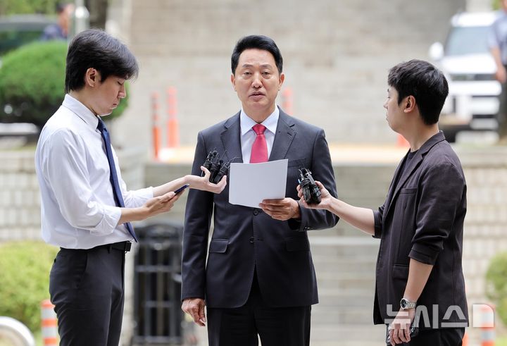 [서울=뉴시스] 홍효식 기자 = 여론조사비 대납 의혹을 받는 오세훈 서울시장이 17일 서울 서초구 서울중앙지방법원에서 열린 결심공판에 출석하며 입장을 밝히고 있다. 2026.06.17. yesphoto@newsis.com