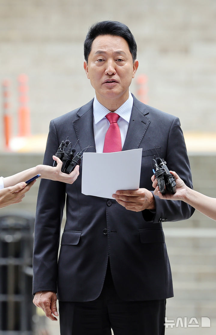 [서울=뉴시스] 홍효식 기자 = 여론조사비 대납 의혹을 받는 오세훈 서울시장이 17일 서울 서초구 서울중앙지방법원에서 열린 결심공판에 출석하며 입장을 밝히고 있다. 2026.06.17. yesphoto@newsis.com