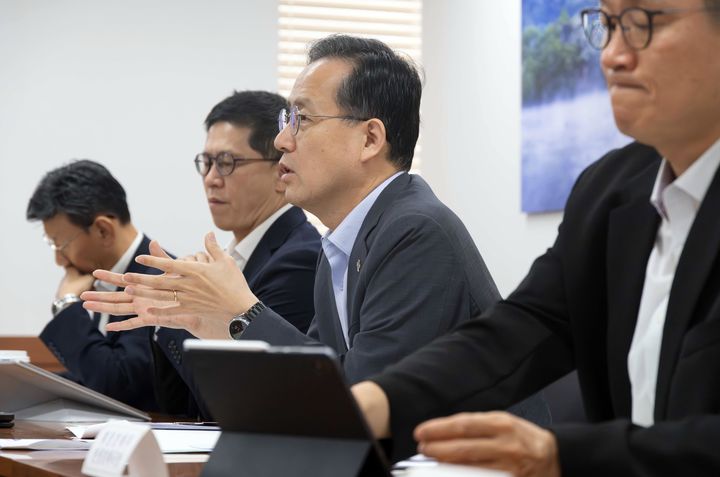[서울=뉴시스] 이형일 재정경제부 차관이 17일 서울 종로구 정부서울청사 제2차 일자리 전담반(TF)을 주재하고 있다. (사진=재정경제부 제공) 2026.06.17. photo@newsis.com *재판매 및 DB 금지