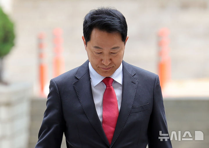 [서울=뉴시스] 홍효식 기자 = 특검이 정치 브로커 명태균씨로부터 여론조사를 받고 후원자를 통해 비용을 대납하게 한 혐의로 기소된 오세훈 서울시장에게 징역 1년 6개월을 구형했다. 사진은 오 시장이 17일 자신의 정치자금법 위반 혐의 결심공판에 출석하는 모습. 2026.06.17. yesphoto@newsis.com