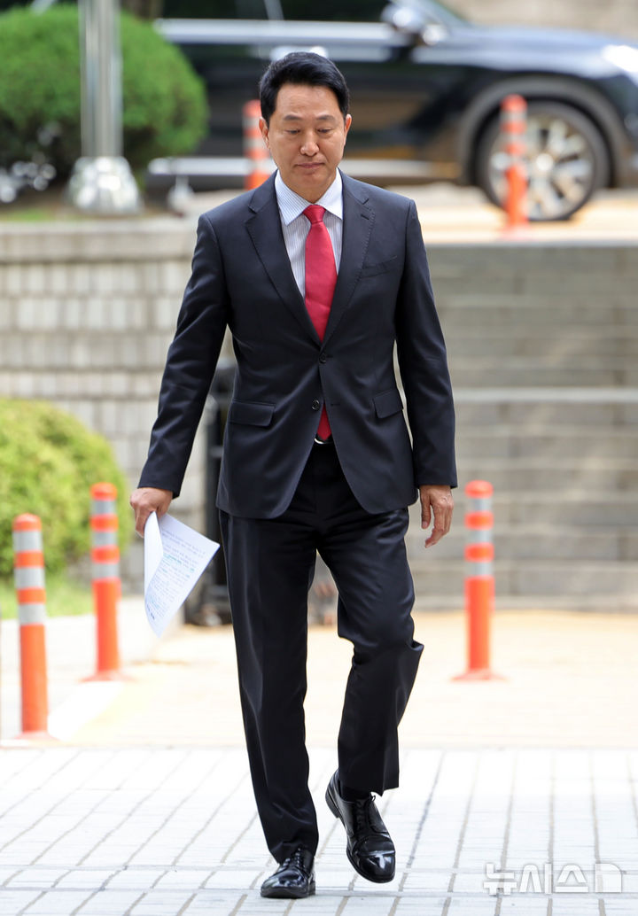 [서울=뉴시스] 홍효식 기자 = 여론조사비 대납 의혹을 받는 오세훈 서울시장이 17일 서울 서초구 서울중앙지방법원에서 열린 결심공판에 출석하고 있다. 2026.06.17. yesphoto@newsis.com