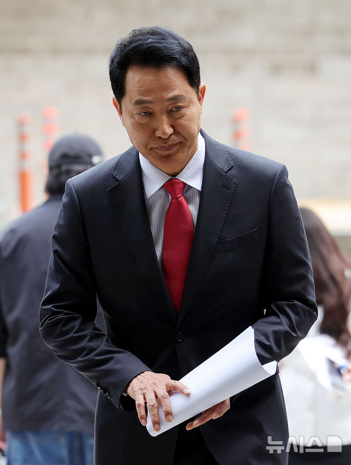 [서울=뉴시스] 홍효식 기자 = 여론조사비 대납 의혹을 받는 오세훈 서울시장이 17일 서울 서초구 서울중앙지방법원에서 열린 결심공판에 출석하고 있다. 2026.06.17. yesphoto@newsis.com