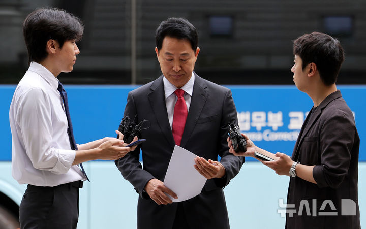 [서울=뉴시스] 홍효식 기자 = 여론조사비 대납 의혹을 받는 오세훈 서울시장이 17일 서울 서초구 서울중앙지방법원에서 열린 결심공판에 출석하고 있다. 2026.06.17. yesphoto@newsis.com